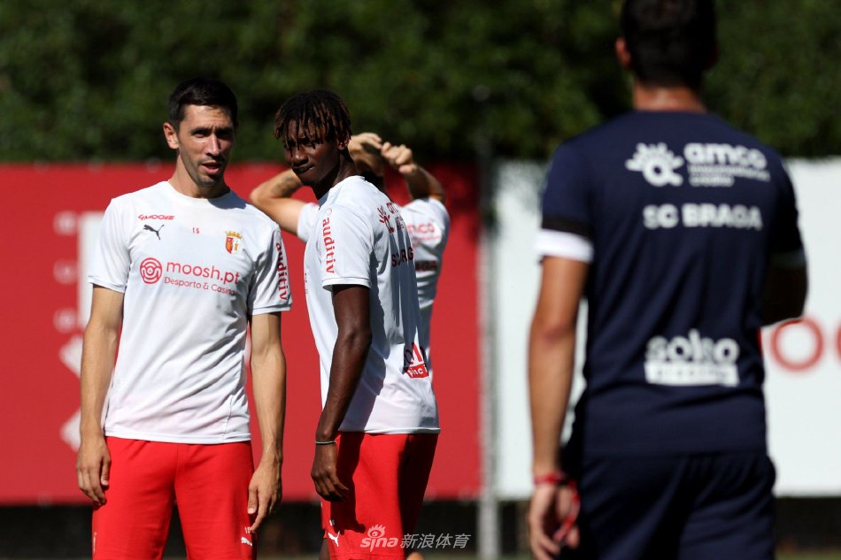 包括严格的 包括严格的